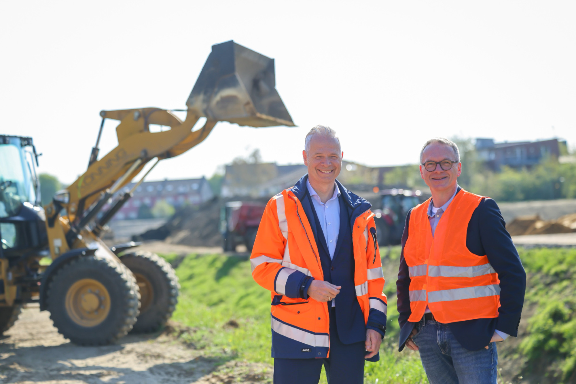 Freuen sich bereits auf den renaturierten Dattelner Mühlenbach und das Blaue Klassenzimmer (v.l.): Prof. Dr. Frank Obenaus (Vorstand für Wassermanagement und Technik beim Lippeverband) und Dattelns Bürgermeister André Dora an der Baustelle im Bereich der Wiesenstraße.©  Rupert Oberhäuser/EGLV
