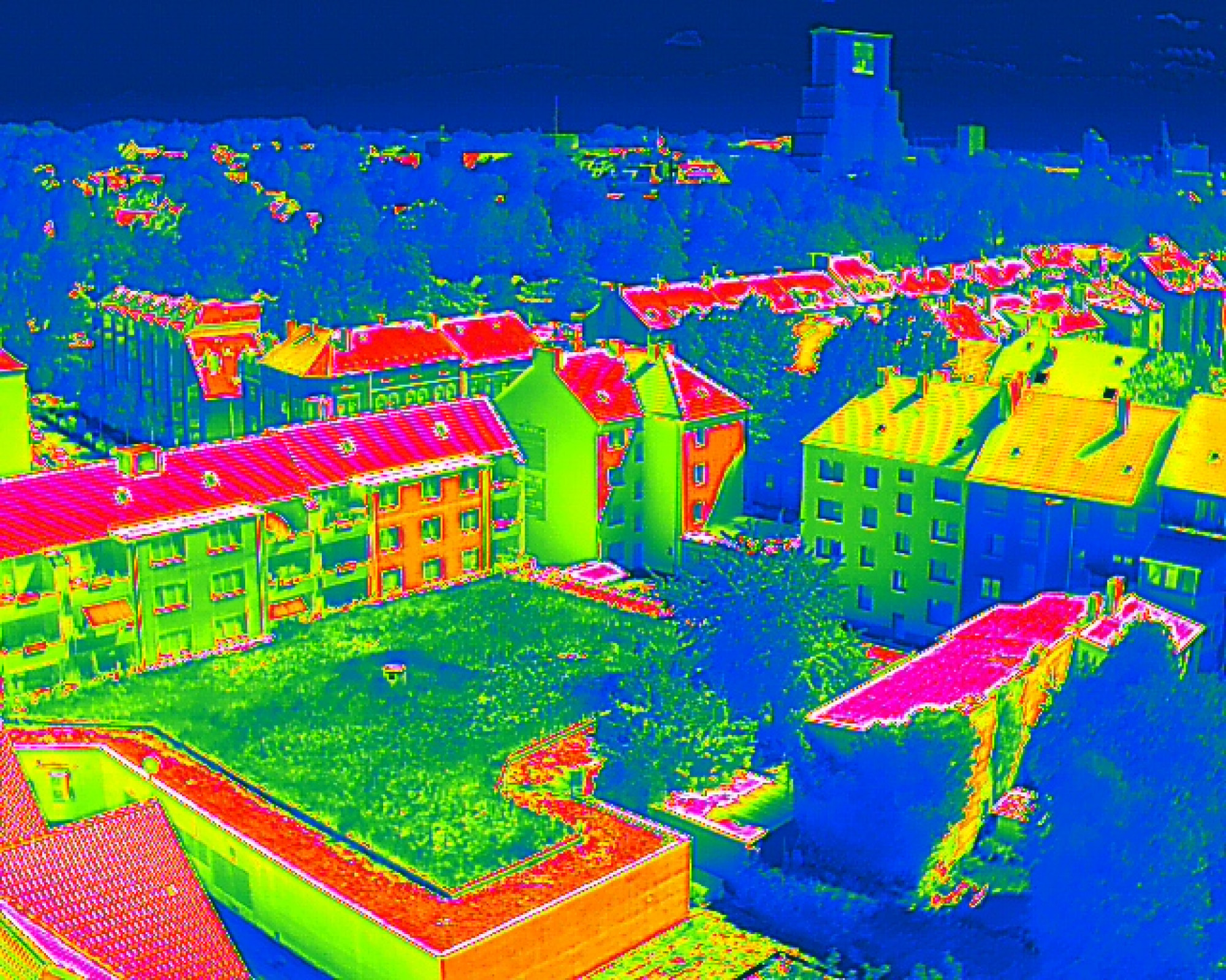 Kühle Zone Gründach:
Die Aufnahme zeigt, dass die Temperaturen im Bereich des Gründachs vorne niedriger sind, als auf den angrenzenden Hausdächern oder anderen versiegelten Flächen. © Uwe Grützner/Technische Universität Dortmund 