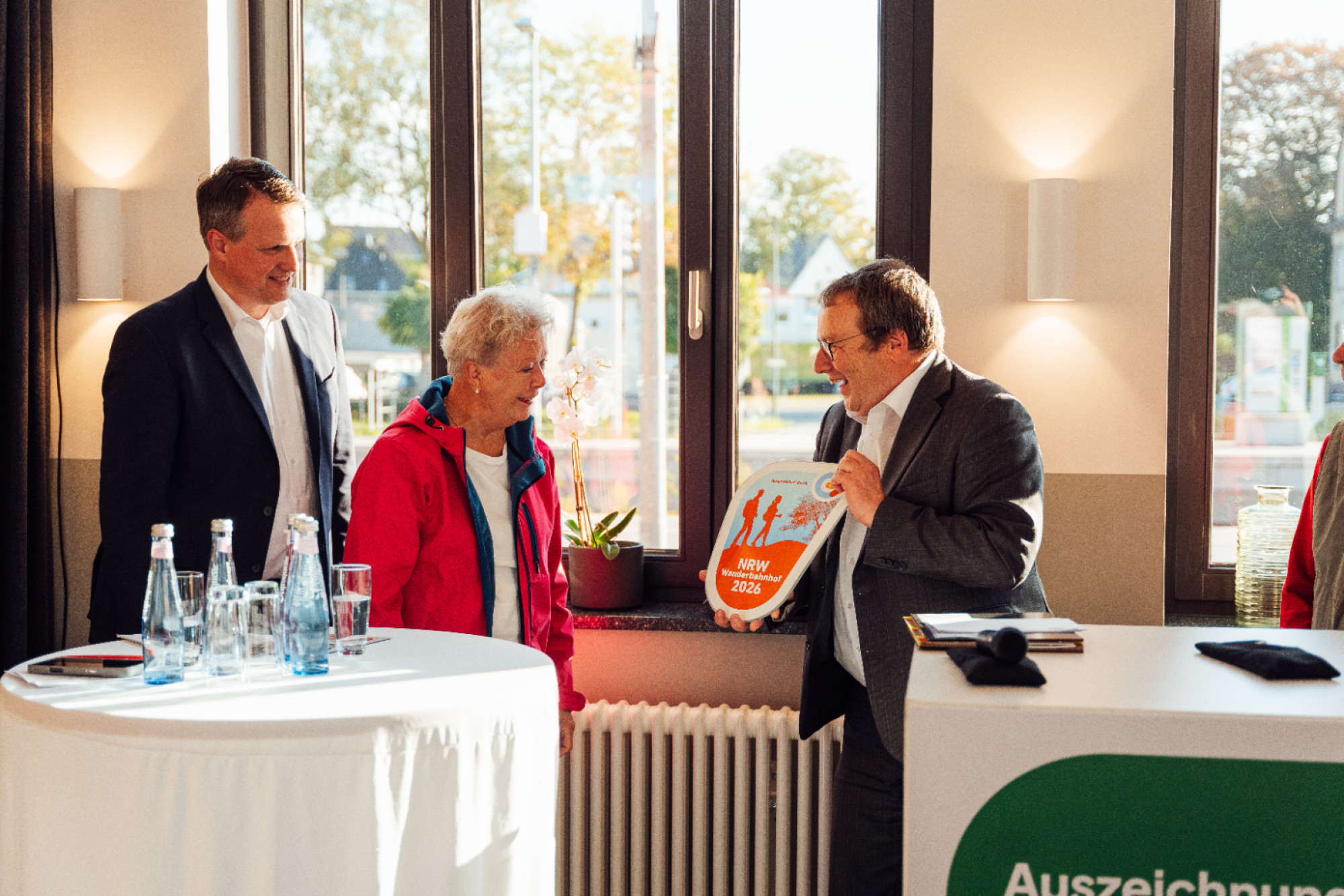 Minister Oliver Krischer überreicht die Plakette. © mobil.nrw
