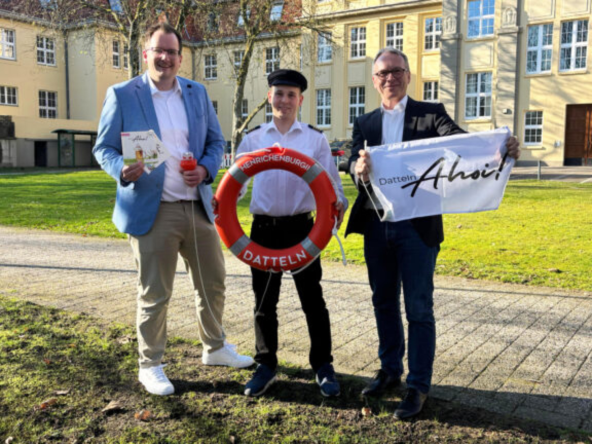 Bürgermeister André Dora (r.) stellt zusammen mit Kapitän Andreas Kracke (m). und Lukas Floßdorf (l.) vom Stadtmarketing das neue Programm für 